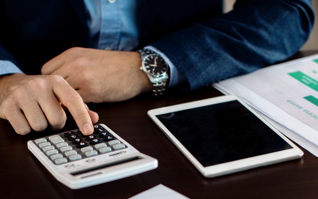 homme, calculette, papier, tablette